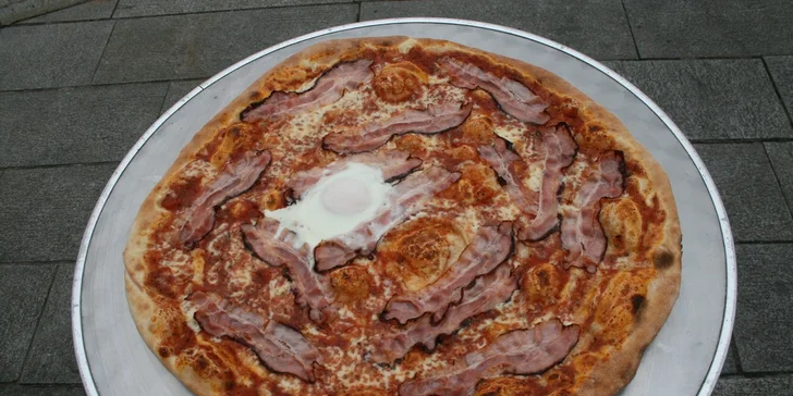 Obří pizza o průměru 45 cm s sebou do krabice