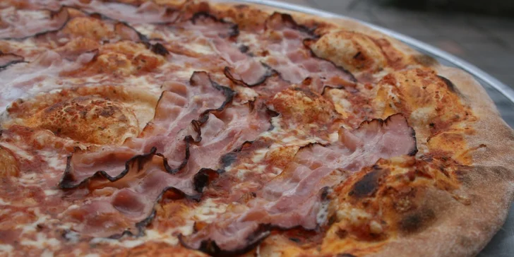 Obří pizza o průměru 45 cm s sebou do krabice