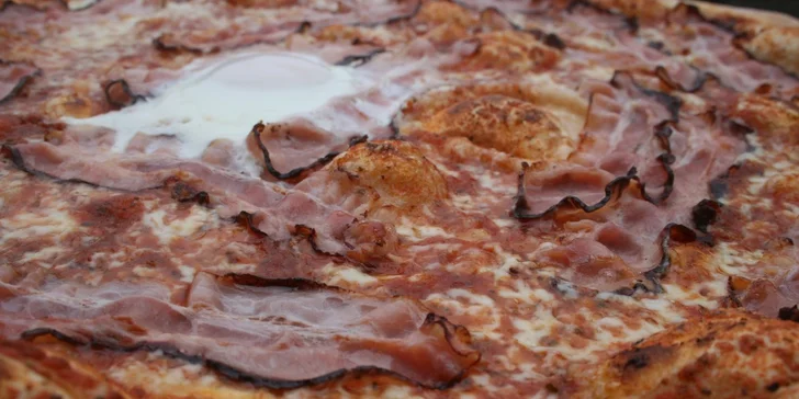 Obří pizza o průměru 45 cm s sebou do krabice