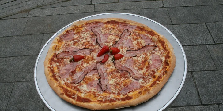 Obří pizza o průměru 45 cm s sebou do krabice
