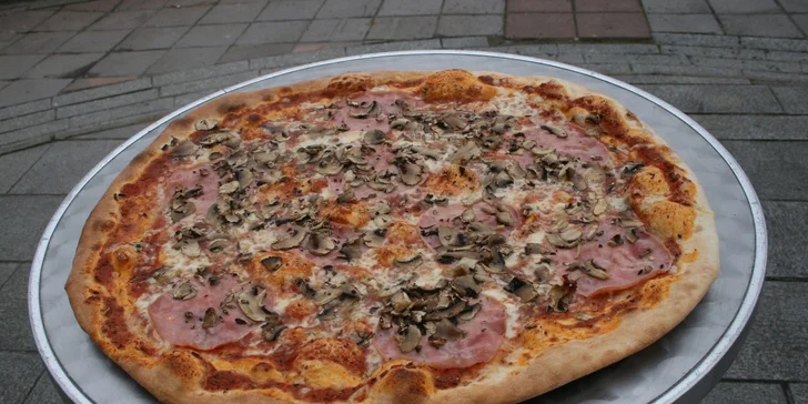 Obří pizza o průměru 45 cm s sebou do krabice