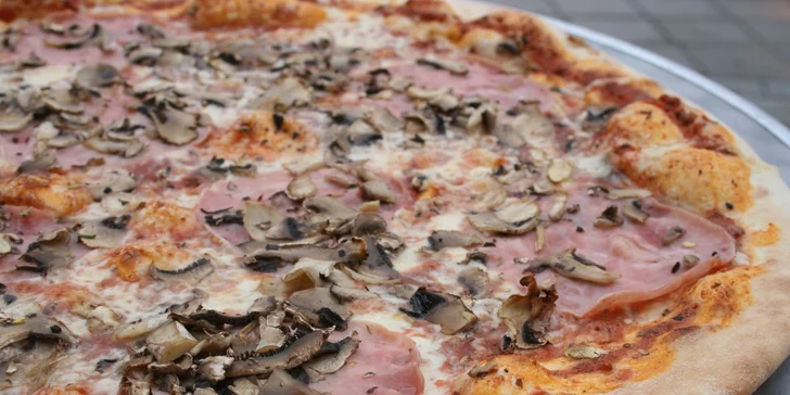 Obří pizza o průměru 45 cm s sebou do krabice