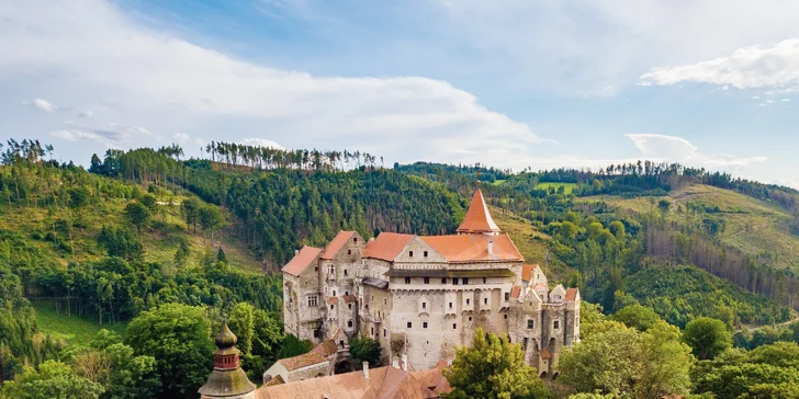  Nedaleko se nachází dominantní hrad Pernštejn (10 km), který je jako vystřižený z pohádky.