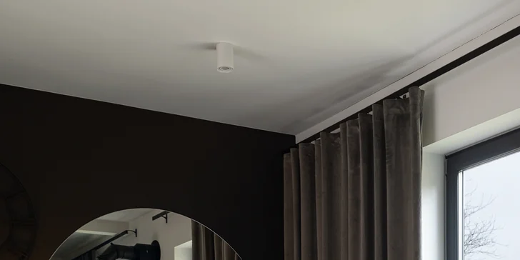 Oddychovať budete v obývacej izbe s krbom a TV.