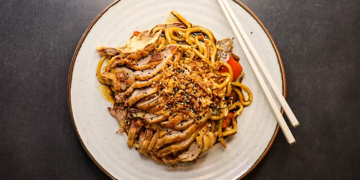 V nabídce najdete vše, co od poctivé asijské kuchyně čekáte – oblíbené polévky Phở či Tom Yum, hovězí Bún bò Nam Bộ, nejrůznější variace skleněných nudlí, červené kari i řadu vegetariánských pokrmů.