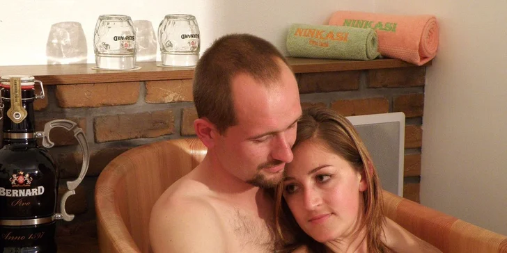 Romantická vinná lázeň s masáží pro dva