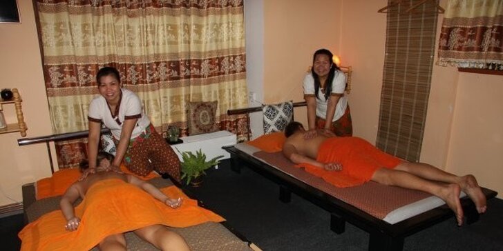 Partnerská masáž pro dva z rukou rodilých Thajek