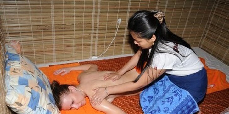 Partnerská masáž pro dva z rukou rodilých Thajek