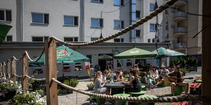 V hotelu je restaurace, bar i cukrárna. 