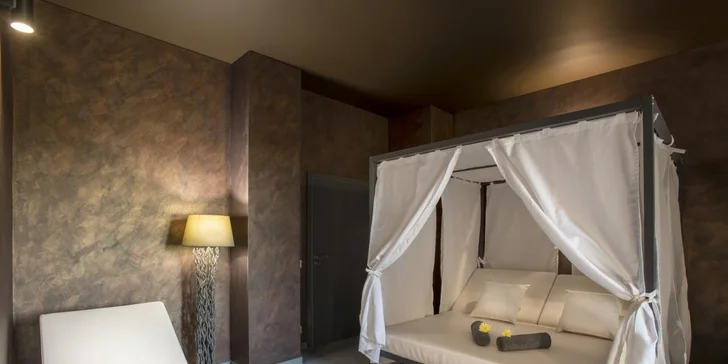 Je tu parní bylinná sauna, finská sauna, solná sauna, Kneippův chodník, zážitková sprcha a odpočívárna.