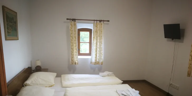 V pokoji se budete cítit jako ve venkovském stavení.