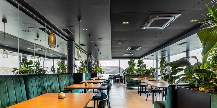 Celoročně je otevřená restaurace Botanika. 