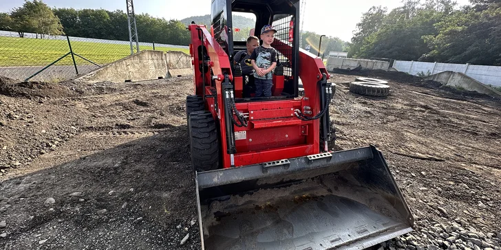 Vezměte děti do BagrParku a vyzkoušejte si řízení stavebních strojů. 