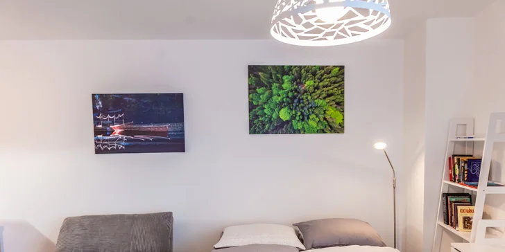V každém apartmánu najdete samostatnou koupelnu se sprchovým koutem, oddělenou toaletou, zařízenou a vybavenou kuchyňkou a balkonem s posezením. 
