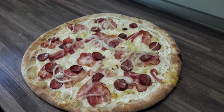 V nabídce jsou pizzy s různými druhy sýrů, mas, uzenin i zeleniny.