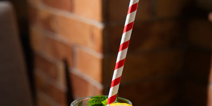 K jedlu dostanete osviežujúcu 250 ml citrónovú limonádu, ktorá perfektne doplní bohatú zmes korenín. 