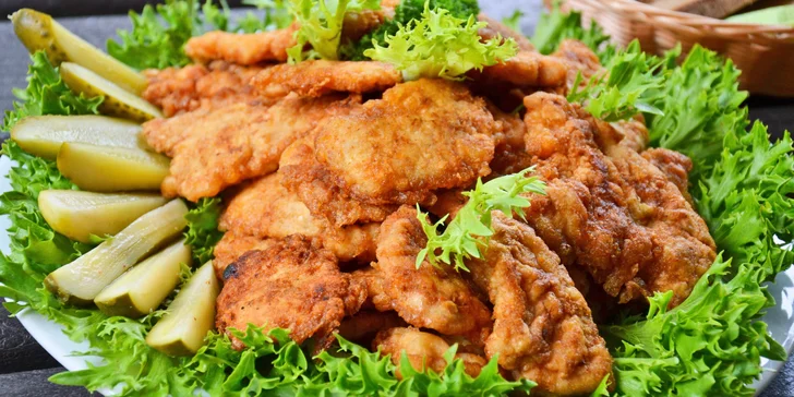 1 kg kuřecích řízků obalovaných ve vajíčku s ošatkou chleba a kyselou okurkou