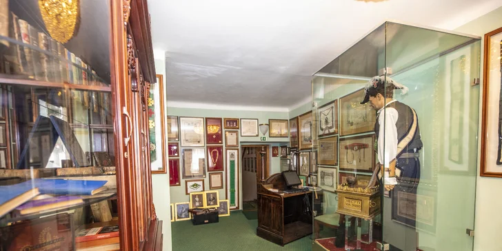 Přímo v penzionu je Muzeum tajných spolků, vstupenku máte v ceně.