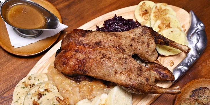 Staročeská pečená kachna se zelím, knedlíky i bramboráčky v restauraci U Parléře