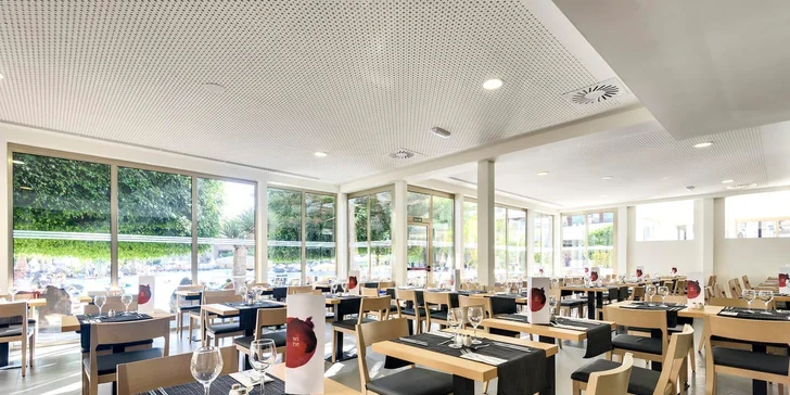 V ceně pobytu máte zajištěnou stravu all inclusive, které zahrnuje snídaně, pozdní snídaně, obědy a večeře.