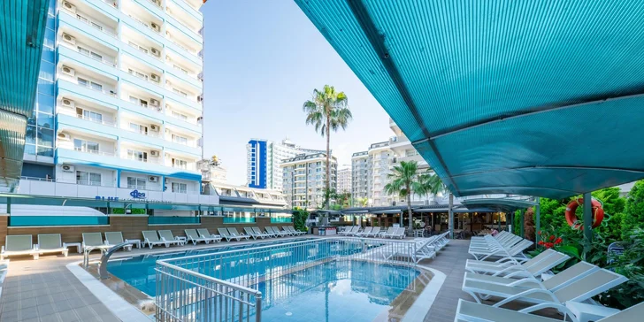 Středobodem hotelu je venkovní bazén s oddělenou částí pro děti, obklopený terasou na slunění. 