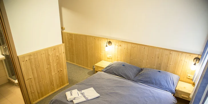 3* pokoje jsou útulné, s masivním nábytkem a najdete je v hlavní budově.