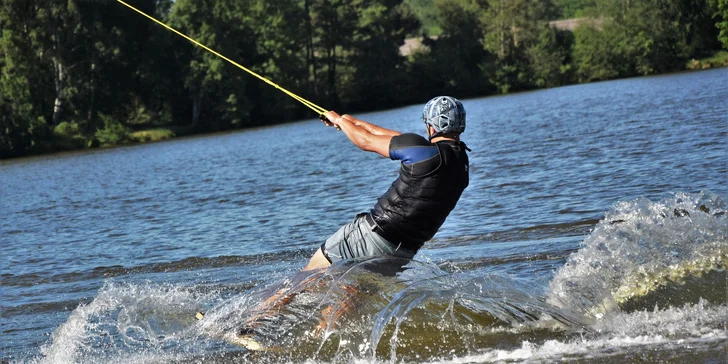 Kromě samotného wakeboardu vám tu také zapůjčí helmu, vestu a dlouhý neopren.