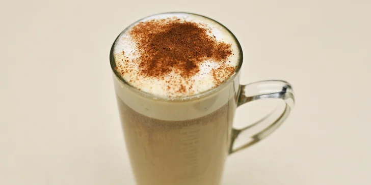 Chai latte je mléčná specialita, která voní po skořici, pepři, muškátovém oříšku a dalších ingrediencích.