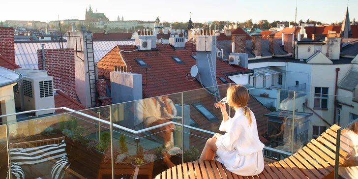 Luxusní relaxace pro 2 osoby: wellness, privátní jacuzzi a lahev sektu na střeše hotelu