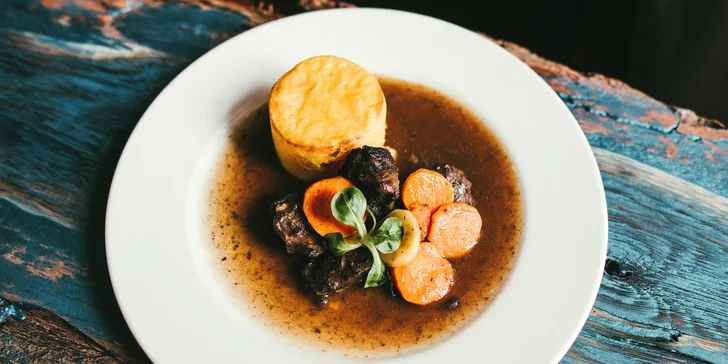 V restauraci vaří tradiční českou kuchyni i zámecké speciality. 