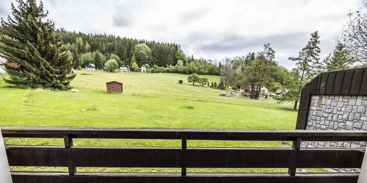 Nechybí ani balkon s posezením a krásným výhledem do krajiny. 