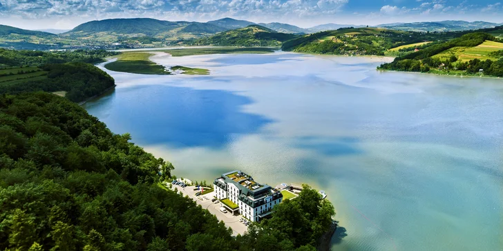 Jezero se nachází asi 2 hodiny od Krakowa, z Ostravy jste tu autem za 5 hodin.