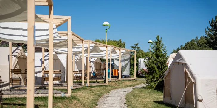 Nebude chybět přívod elektřiny pro vaše zařízení ani venkovní posezení pod stříškou stanu.