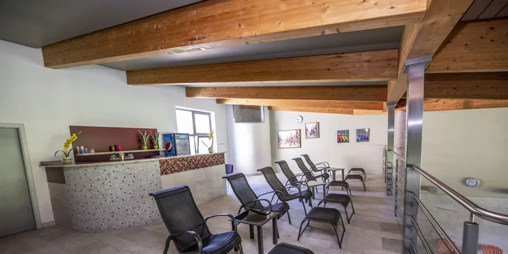 Ve wellness je k dispozici vířivka, sauna, Kneippův chodník a odpočívárna.