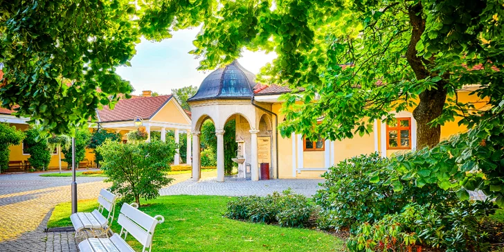 Kúpeľný ostrov je naozajstnou oázou pokoja, je plný zelene a ako stvorený na prechádzku.