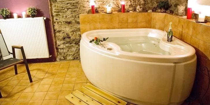Součástí wellness je např. vířivka nebo sauna.