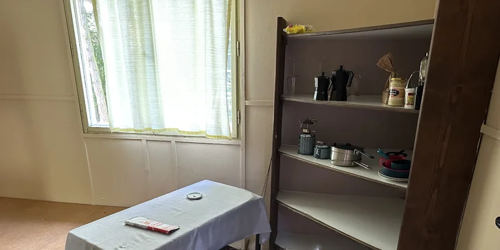 Nejbližší obchod a restauraci najdete cca 900 m od posedu, přímo v Kunčicích se také nachází místní pivovar Ogar, takže o dobré pití a jídlo nebude nouze.