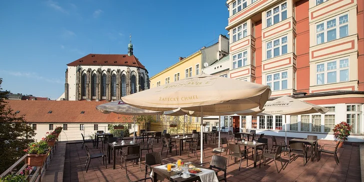 Na grilovaném mase a zeleninovém salátu si pochutnáte na hotelové terase nebo v restauraci Sněmovna.