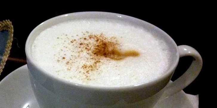2 dezerty a 2 kávy anebo 2 sklenice vína s balkánskými specialitami v útulném TakeYourTime Cafe