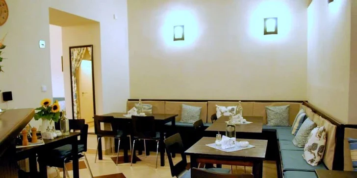 2 dezerty a 2 kávy anebo 2 sklenice vína s balkánskými specialitami v útulném TakeYourTime Cafe