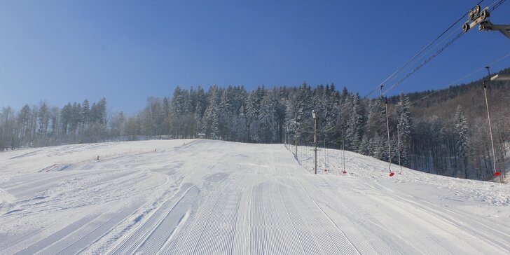 Celodenní lyžovačka v Beskydech: Užijte si sníh ve Skiareálu Opálená