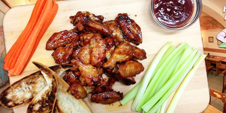 1 kg kuřecích křídel + přílohy v restauraci U Pivrnce
