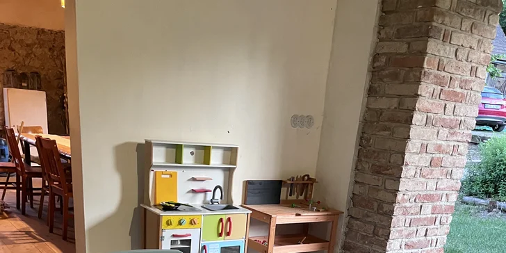 Děti se vyřádí ve venkovní herničce.