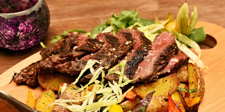 Maso doplní omáčka demi-glace a brambory grilované se zeleninou.