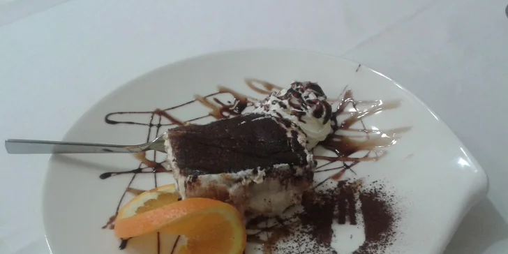 Panzerotti (fritovaná pizzakapsa plněná šunkou a mozzarellou) + dezert tiramisu a káva espresso