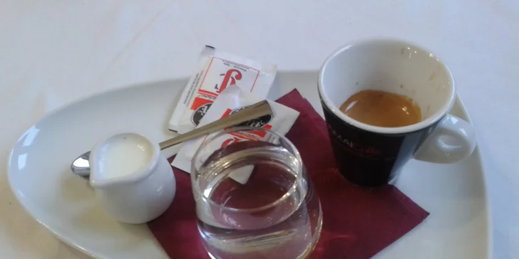 Panzerotti (fritovaná pizzakapsa plněná šunkou a mozzarellou) + dezert tiramisu a káva espresso