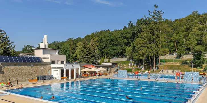 Koupaliště Lőver (cca 650 m) otevřené během letní sezóny