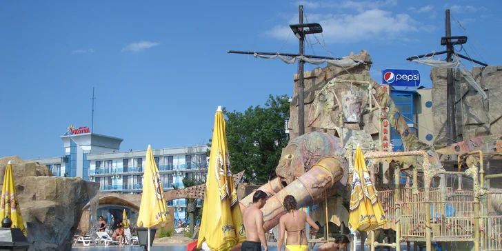 Lehátka jsou u bazénů k dispozici zdarma všem hotelovým hostům.