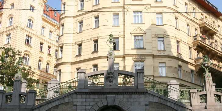 Parkování je za příplatek, případně dojeďte vlakem, nádraží je asi 2 km od hotelu. 