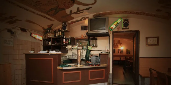 1 kg kuřecích křídel + přílohy v restauraci U Pivrnce